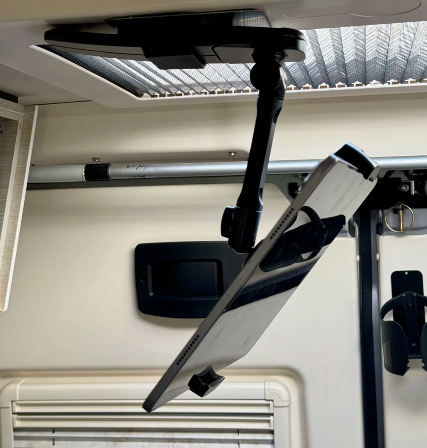 STYYL - Tablet Halterung "Black Edition" inkl. Magnethalter und 2 Haftgründen