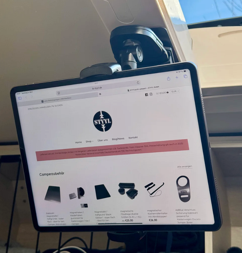 STYYL - Tablet Halterung "Black Edition" inkl. Magnethalter und 2 Haftgründen